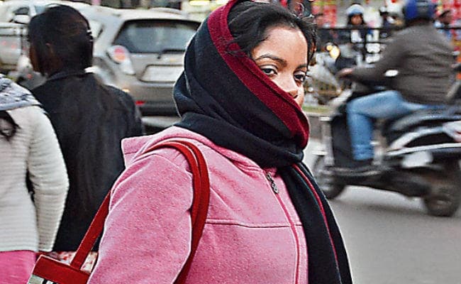 बढ़ी ठंड : पहाड़ों पर बर्फबारी का असर, ठंड से कांप रहे हैं झारखंड के लोग