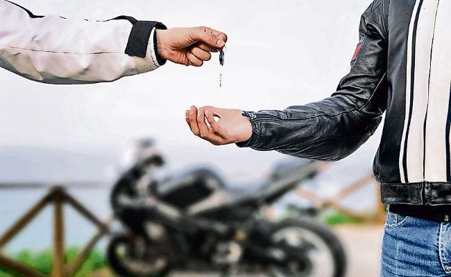 पटना : बाइक का लोन भी नहीं लौटा रहे कर्मी