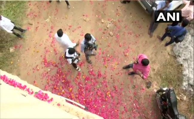 हैदराबाद रेप-मर्डर: मुठभेड़ की जगह पहुंचे लोग, पुलिस के समर्थन में नारे, बरसे फूल, खिलाई मिठाई