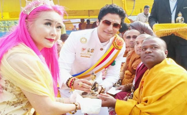 बोधगया पहुंचे मॉडल और टीवी स्टार गगन मलिक, बौद्ध भिक्षुओं और लोगों में बांटीं बुद्ध की 100 कांस्य मूर्तियां