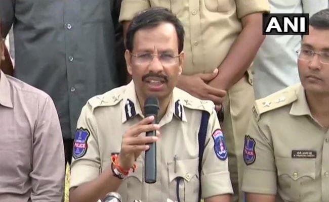 हैदराबाद एनकाउंटर : DCP ने कहा- आरोपियों ने हथियार छीनकर गोली चलायी, पुलिस ने की जवाबी कार्रवाई