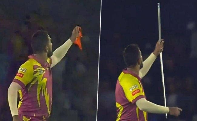 VIDEO: तबरेज शम्सी ने विकेट लेने के बाद दिखाया मैजिक, रूमाल को बनाया छड़ी