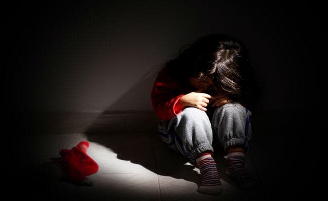 बच्ची से मैरेज हॉल के बाथरूम में दुष्कर्म