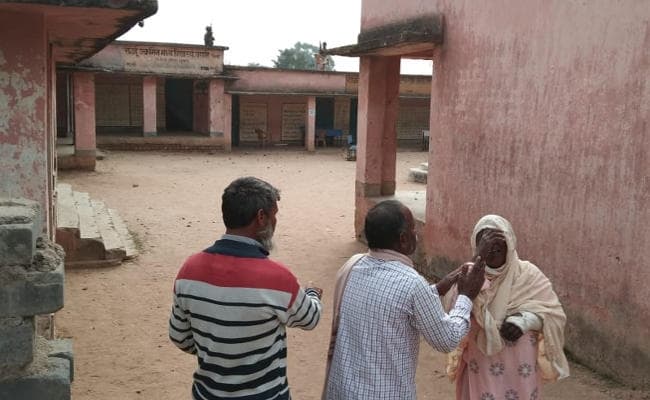 झारखंड चुनाव 2019 : गुमला के सिसई में पुलिस फायरिंग में वोटर की मौत के बाद वोटिंग बंद, गांव में तनाव, Video