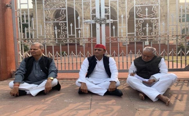 उन्नाव लाया गया दुष्कर्म पीड़िता का शव, सपा प्रमुख अखिलेश यादव ने राज्य सरकार पर साधा निशाना