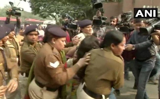 उन्नाव बलात्कार पीड़िता के लिए इंसाफ की मांग कर रही महिला ने नाबालिग बेटी पर डाला ज्वलनशील पदार्थ