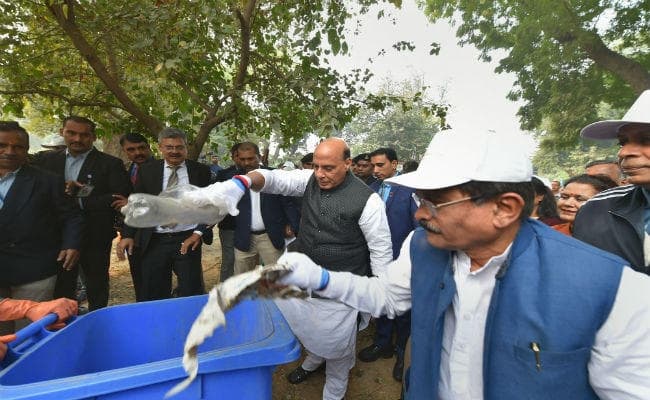 पाकिस्तान के खिलाफ चौकन्ना रहने की जरूरत है : राजनाथ सिंह