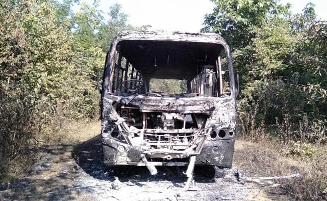 चाईबासा के बड़केल में नक्सलियों ने बस जलायी, चालक के साथ की मारपीट, गोइलकेरा में विस्फोट, फायरिंग