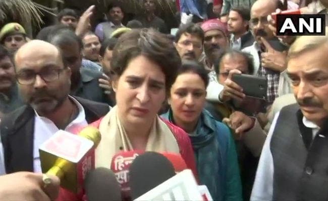 उन्नाव पीड़िता के परिजनों से मिलीं प्रियंका, बोलीं- आरोपियों को नहीं था कानून का डर