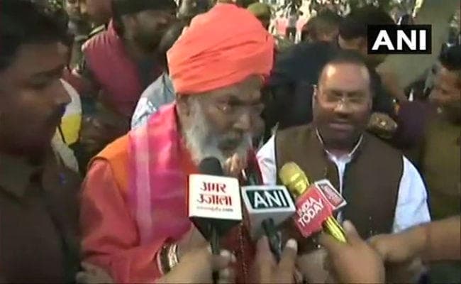 उन्नाव पीड़िता के परिजन से मिलने पहुंचे कमल रानी, मौर्य और साक्षी महाराज का जमकर विरोध