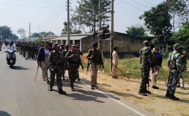 सिसई : बेटे की मौत के बाद पुलिस के सामने खड़ी हुई मां, कहा- बेटे की तरह मुझे भी गोली मार दो, जानें पूरा मामला