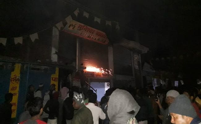 हजारीबाग : इचाक के मुनेश्वर वस्त्रालय में लगी भीषण आग, लाखों का नुकसान