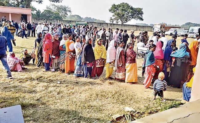 मांडर : दिखा उत्साह, सुबह से ही कतार में लगने लगे थे वोटर