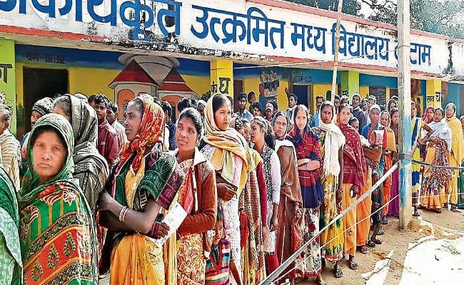 तोरपा : दिखा उत्साह, मतदान कर्मी तीन किमी पैदल पहुंचे