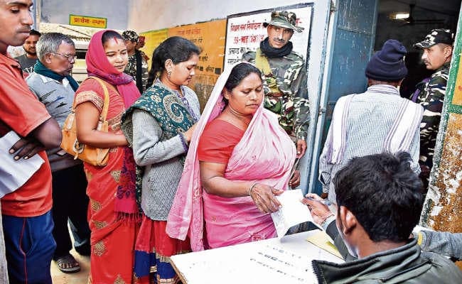 यही है लोकतंत्र की ताकत : कभी चुनाव का बहिष्कार करनेवाले नक्सली कुंदन पाहन का पूरा परिवार वोट देने खड़ा था कतार में