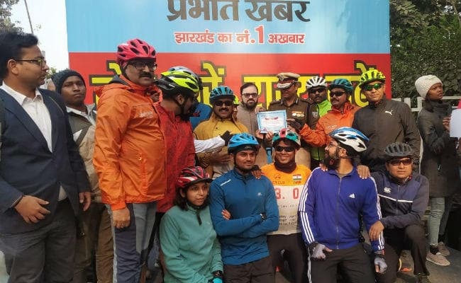 मतदाताओं को जागरूक करने के लिए प्रभात खबर की साइकिल रैली में पहुंचे सैकड़ों लोग