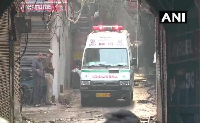 दिल्ली अग्निकांडः अपनों की तलाश में दर-दर भटक रहे हैं श्रमिकों के परिजन, रो-रोकर हुआ बुरा हाल