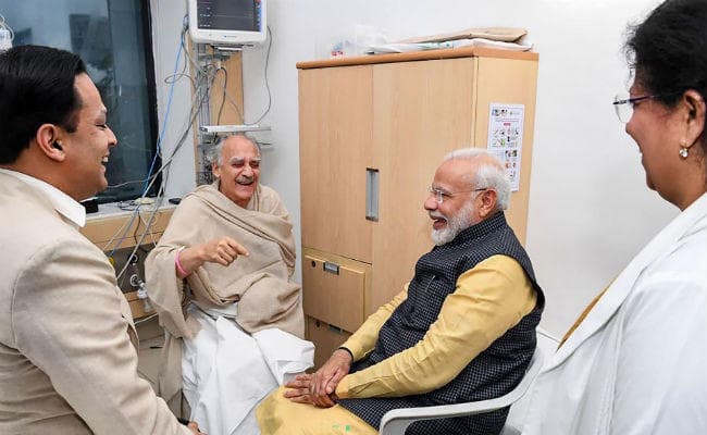 प्रधानमंत्री मोदी ने पुणे के अस्पताल में बीमार अरुण शौरी से की मुलाकात
