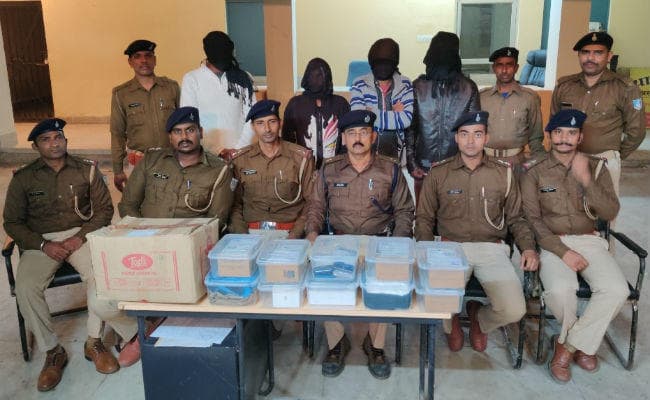 रांची : चार शातिर चोर गिरफ्तार, 13 स्‍मार्ट फोन्‍स सहित कई सामान बरामद