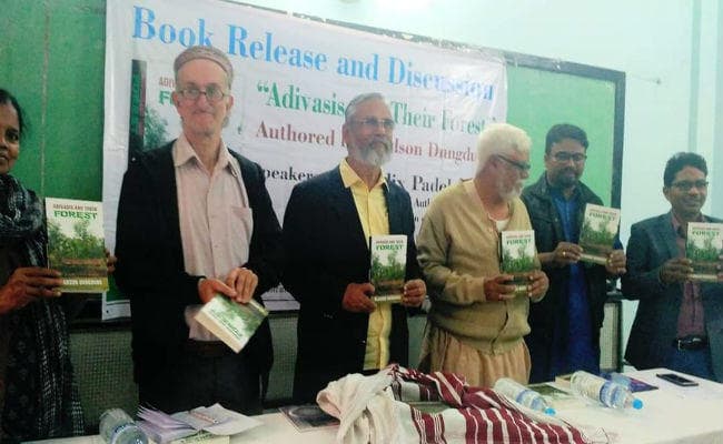 ग्लैडसन डुंगडुंग की पुस्‍तक ''आदिवासी और देयर फॉरेस्ट'' का विमोचन