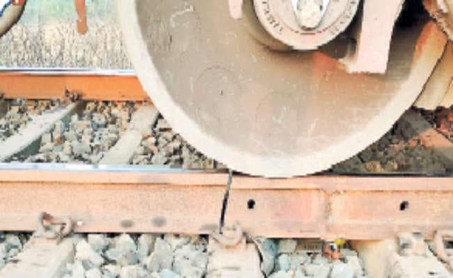 टूटी पटरी पर गुजरी मालगाड़ी की चार बोगियां, हादसा टला