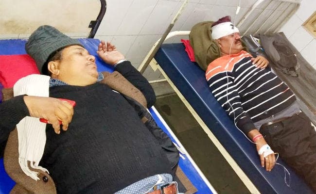 पुलिसकर्मियों की गाड़ी खड़े ट्रक से टकरायी, सब इंस्पेक्टर की मौत, तीन घायल