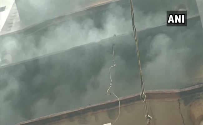 दिल्ली: जिस इमारत में कल आग लगने से हो गई थी 43 लोगों की मौत, आज फिर वहीं लगी आग