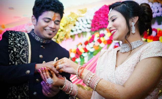 पटना निवासी एयर होस्टेस ने इंडियन आइडल फाइनलिस्ट अभिषेक संग की सगाई