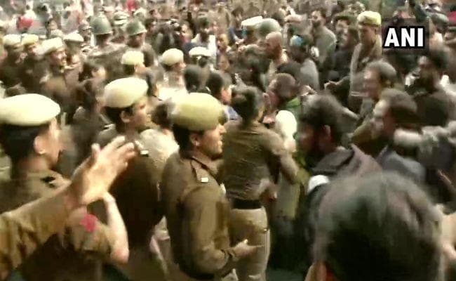 राष्ट्रपति भवन की ओर मार्च कर रहे JNU छात्रों पर लाठीचार्ज