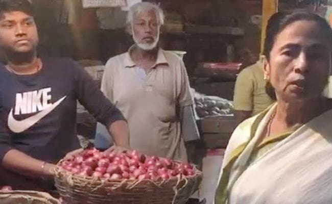 प्याज संकट के बीच अचानक कोलकाता के बाजार पहुंचीं ममता बनर्जी