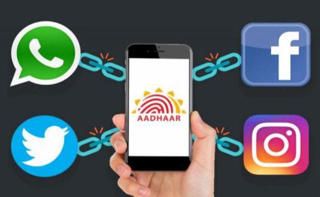 Facebook, WhatsApp, Twitter अकाउंट को Aadhaar, PAN से जोड़ने को लेकर कोर्ट ने दिया यह फैसला
