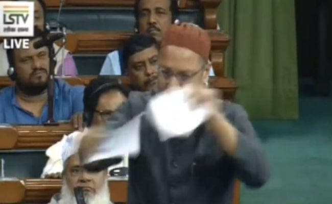 ओवैसी ने लोकसभा में फाड़ी नागरिकता संसोधन बिल की कॉपी, भारी हंगामा