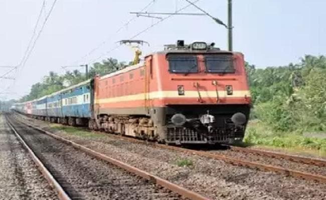 शराबी पति से तंग आकर चार बच्चों संग ट्रेन के आगे कूदी महिला