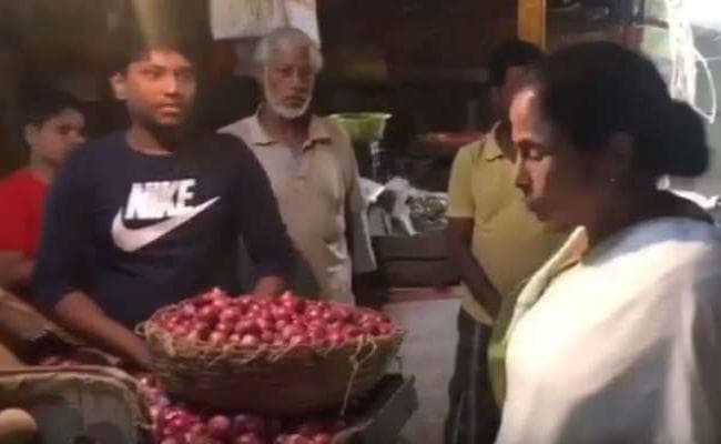 प्याज सहित अन्य सब्जियों की कीमत जानने मुख्यमंत्री पहुंचीं बाजार