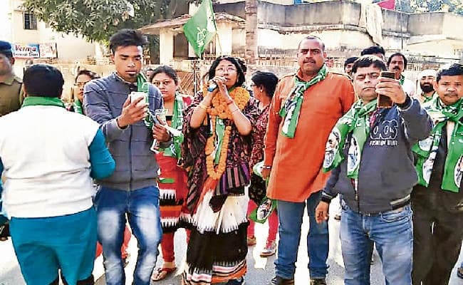 झारखंड विधानसभा चुनाव 2019 : पदयात्रा कर और इ रिक्शा में घूम वोट मांग रहीं महुआ