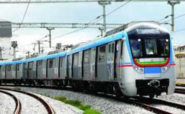 मेट्रो की राह में आ रहीं छोटी-बड़ी बाधाएं