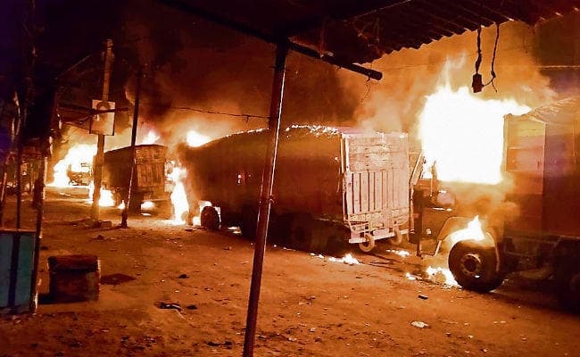 भागलपुर : ट्रक ने एक को कुचला, लोगों ने 10 वाहन फूंके, हंगामा