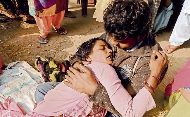 दिल्ली अग्निकांड : मौत के मुंह से निकला मिला मुबारक, बड़े भाई की हुई मौत