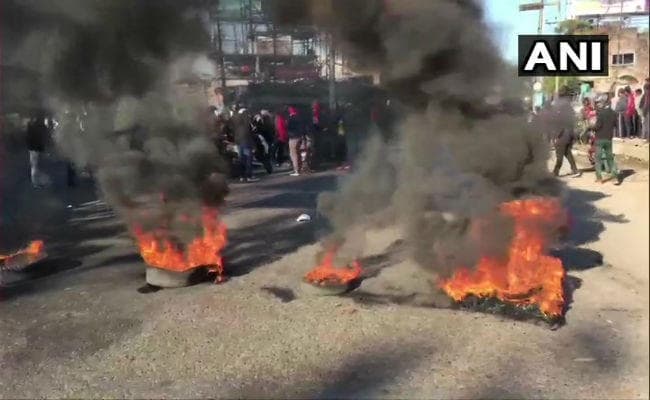 नागरिकता संशोधन विधेयक के विरोध में असम से बंगाल तक बवाल, कहीं आगजनी तो कहीं सड़कों पर सन्नाटा