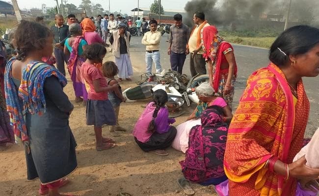 अनियंत्रित हाइवा ने बाइक में मारी ठोकर, मां की मौत, बेटा-बेटी गंभीर रूप से घायल
