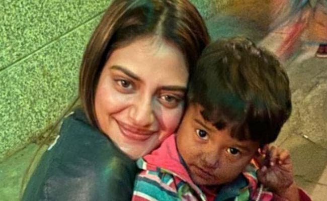 VIRAL: सड़क पर गुब्बारे बेच रहा था बच्चा, नुसरत जहां ने देखा तो…