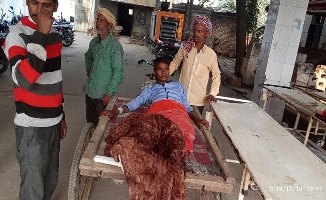 नहीं मिला एम्बुलेंस, तो मरीज को ठेले पर लादकर पहुंचा अस्पताल