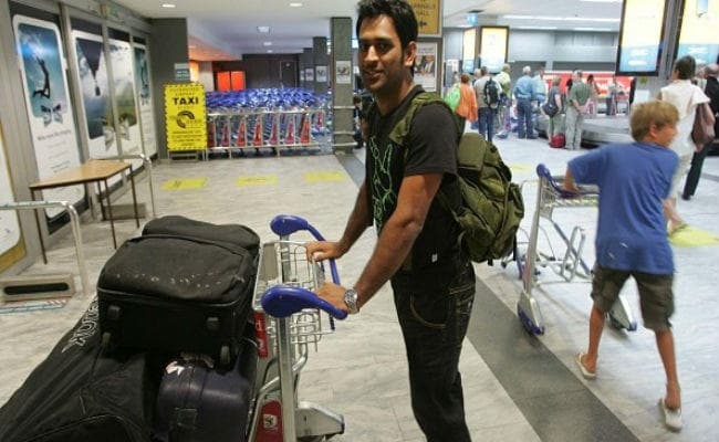 एयरपोर्ट पर धौनी का बैग हो गया गायब, मची रही अफरा-तफरी