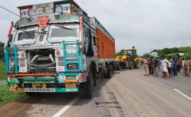 ट्रक लेकर भाग रहे बदमाश हादसे के शिकार, ट्रक जब्त
