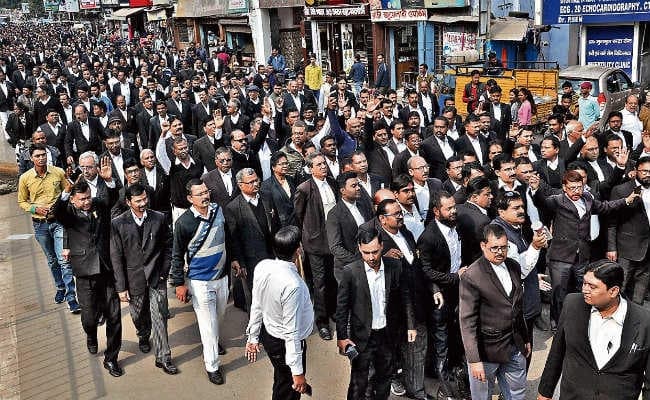 रांची : साथी की हत्या पर बिफरे अधिवक्ता कार्य बहिष्कार कर निकाला जुलूस