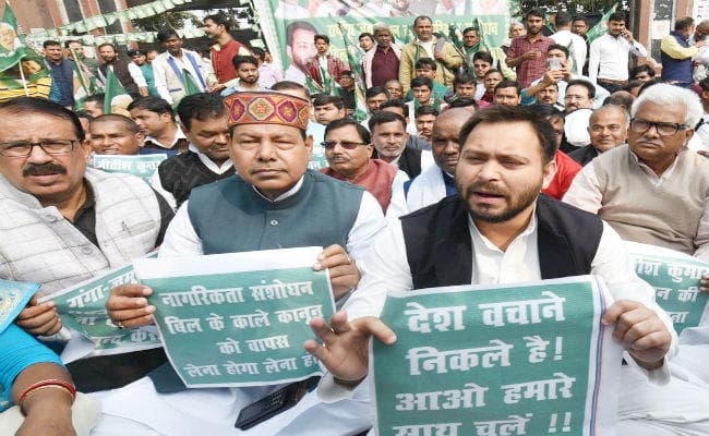 NRC और CAB के विरोध में धरने पर बैठे RJD नेता तेजस्वी यादव, कहा...