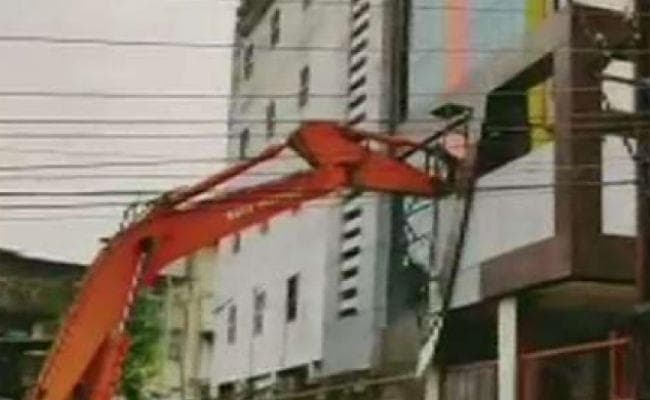 हनी ट्रैप मामले के "खुलासों" को लेकर चर्चा में चल रहे अखबार के दफ्तर पर गिरी गाज