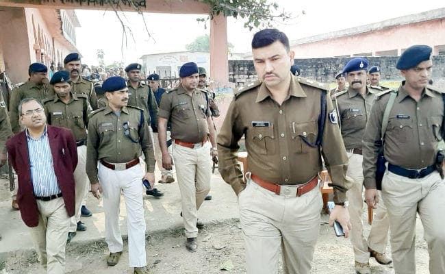 औरंगाबाद में पैक्स चुनाव के दौरान वर्चस्व को लेकर दो दर्जन राउंड फायरिंग, मतदान केंद्र छोड़ कर भागे मतदाता