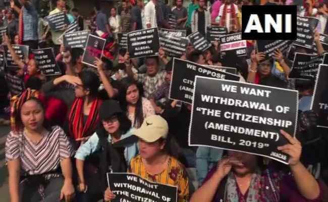 नागरिकता (संशोधन) विधेयक को लेकर असम सचिवालय के निकट छात्रों और पुलिस के बीच झड़प, लाठी चार्ज