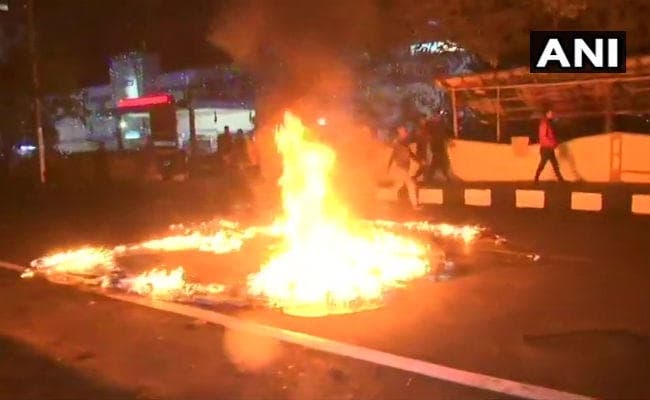 नागरिकता विधेयक : असम में हिंसा के बाद गुवाहाटी में अनिश्चितकालीन कर्फ्यू, इंटरनेट सेवा निलंबित